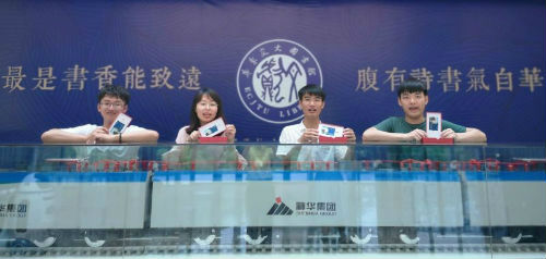 2、毕业前,“借阅达人”意外收到来自图书馆精心定制的“借阅荣誉卡”。